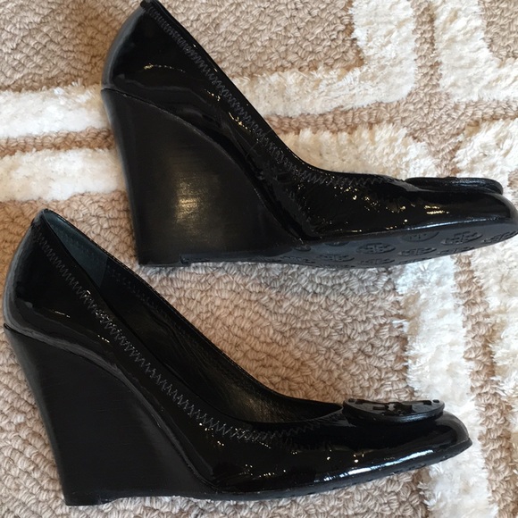 Tory Burch Black Patent Leather Wedge With Iconic Logo Size 8.5. Like New! - Picture 6 of 15